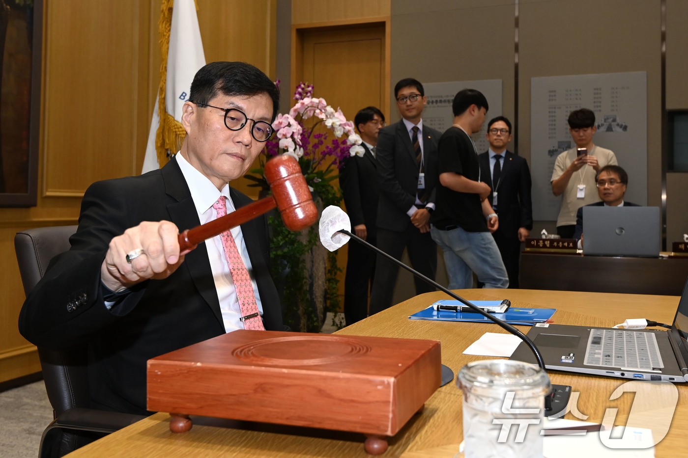 (서울=뉴스1) 사진공동취재단 = 이창용 한국은행 총재가 22일 오전 서울 중구 한국은행 본관에서 열린 금융통화위원회 본회의에서 의사봉을 두드리고 있다.이날 금통위는 기준금리를 연 …