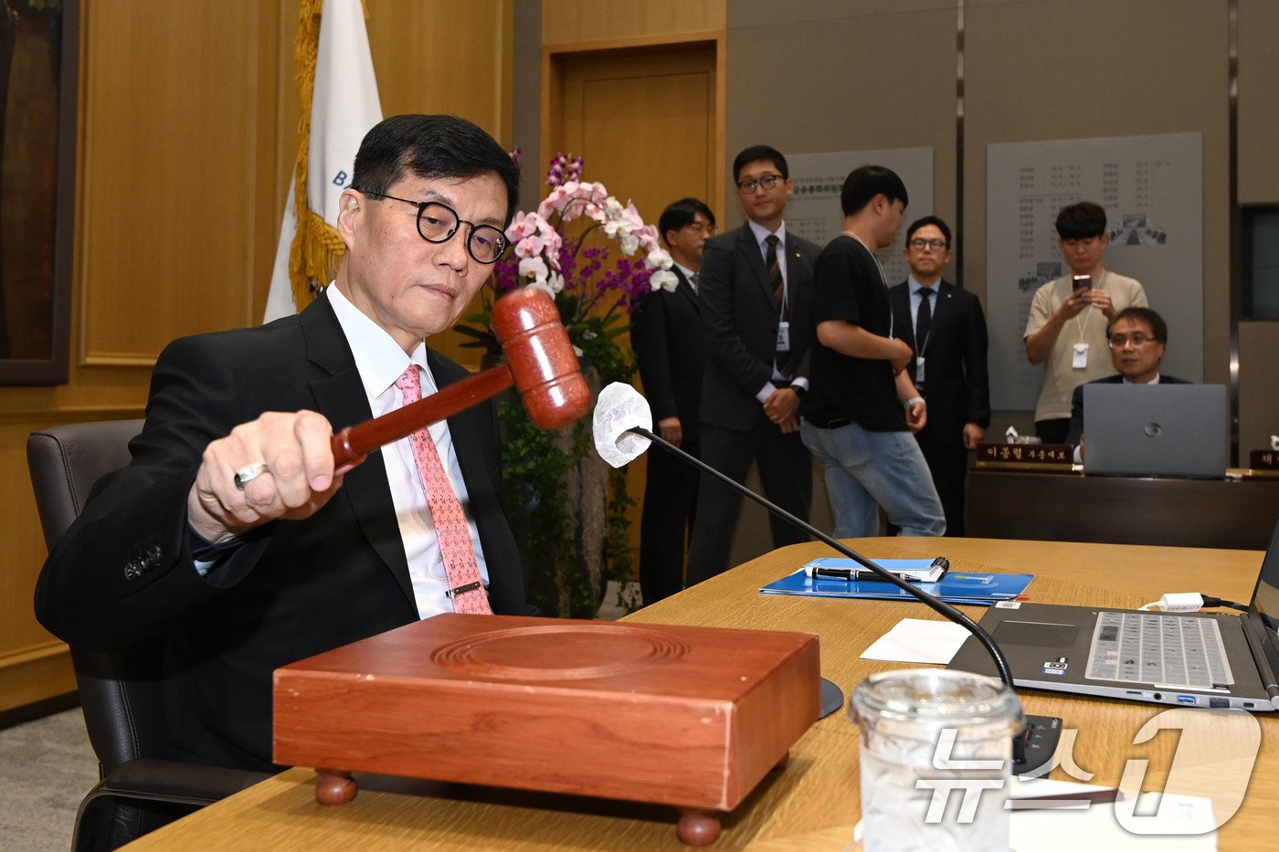 이창용 한국은행 총재가 22일 오전 서울 중구 한국은행 본관에서 열린 금융통화위원회 본회의에서 의사봉을 두드리고 있다.  /뉴스1