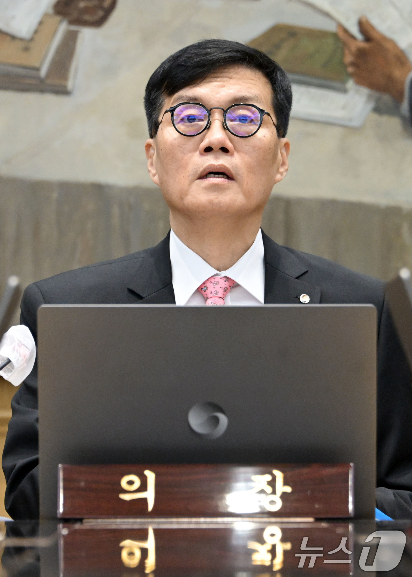 (서울=뉴스1) 사진공동취재단 = 이창용 한국은행 총재가 22일 오전 서울 중구 한국은행 본관에서 금융통화위원회 본회의를 주재하고 있다. 2024.8.22/뉴스1