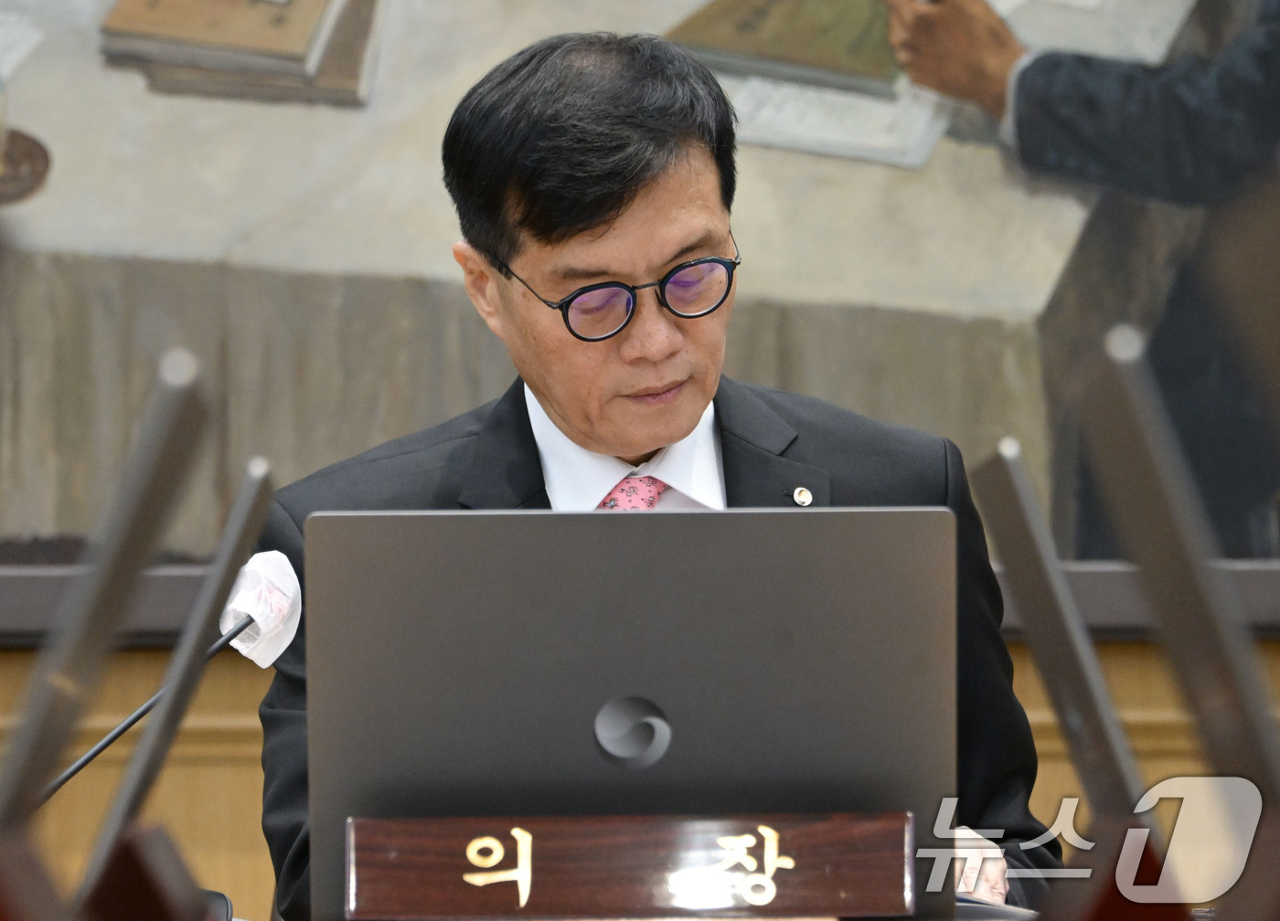 (서울=뉴스1) 사진공동취재단 = 이창용 한국은행 총재가 22일 오전 서울 중구 한국은행 본관에서 금융통화위원회 본회의를 주재하고 있다. 2024.8.22/뉴스1