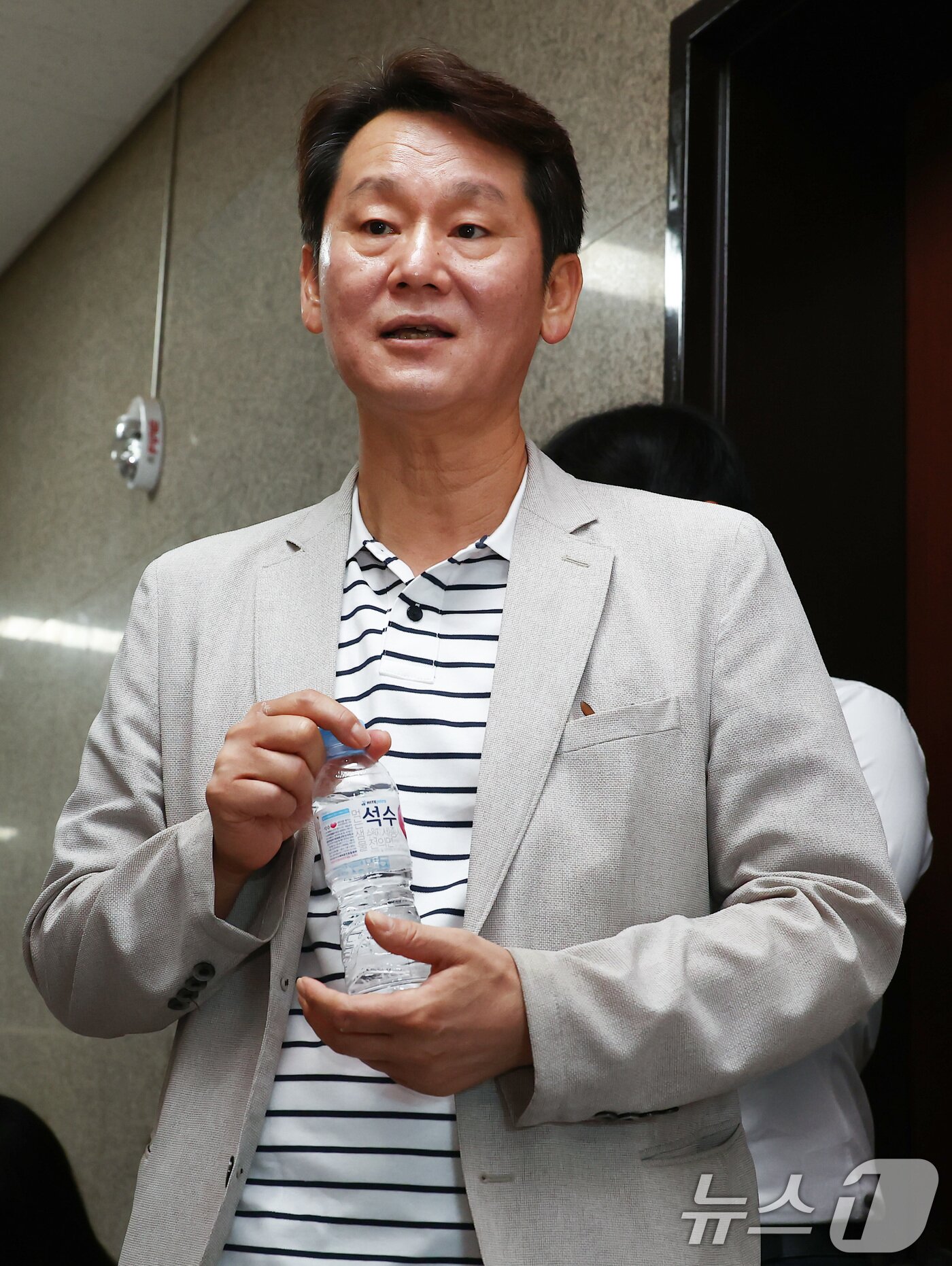 본문 이미지 - 권혁기 더불어민주당 당대표 정무기획실장이 22일 오전 서울 여의도 국회에서 이재명 대표의 코로나19 확진 관련 브리핑을 하고 있다. 2024.8.22/뉴스1 ⓒ News1 김민지 기자