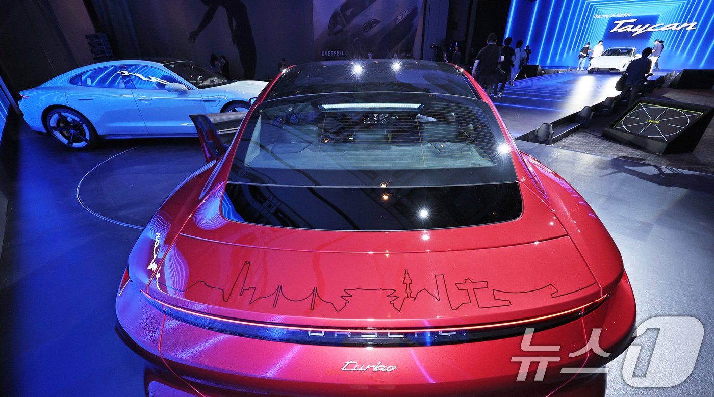 본문 이미지 - 22일 오전 서울 용산구 그랜드 하얏트에서 열린 포르쉐코리아 신형 타이칸 국내 출시 행사에 타이칸 터보 K-에디션 모델이 공개되고 있다. 한국 시장을 위해 만든 한정판 '타이칸 터보 K-에디션' 모델에 한국의 스카이라인 그래픽을 형상화했다. 2024.8.22/뉴스1 ⓒ News1 장수영 기자