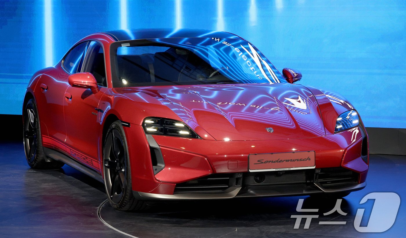 본문 이미지 - 22일 오전 서울 용산구 그랜드 하얏트에서 열린 포르쉐코리아 신형 타이칸 국내 출시 행사에 타이칸 터보 K-에디션 모델이 공개되고 있다. 2024.8.22/뉴스1 ⓒ News1 장수영 기자