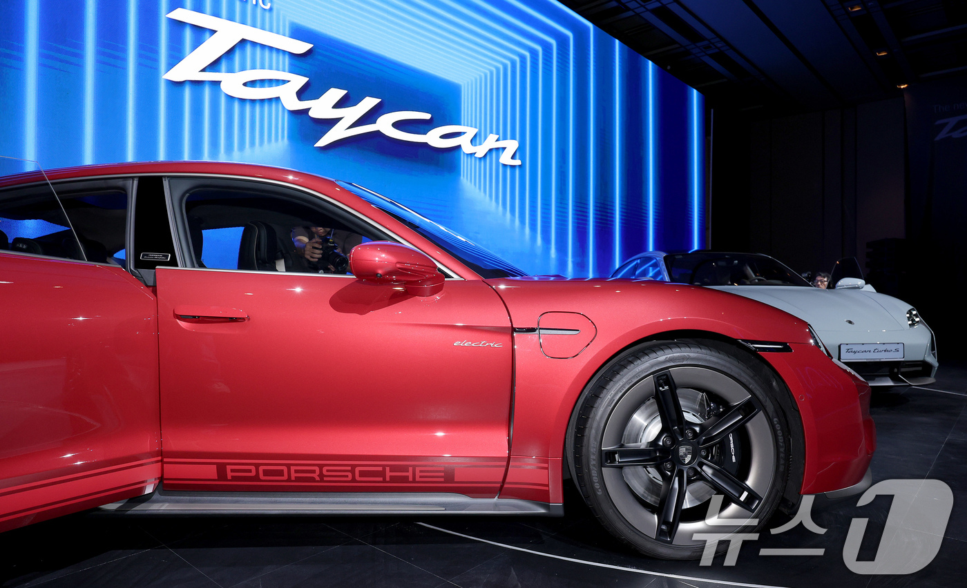 (서울=뉴스1) 장수영 기자 = 22일 오전 서울 용산구 그랜드 하얏트에서 열린 포르쉐코리아 신형 타이칸 국내 출시 행사에 타이칸 터보 K-에디션 모델이 공개되고 있다. 2024. …