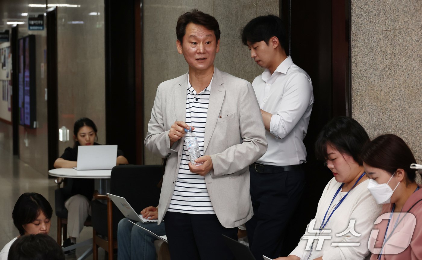 본문 이미지 - 권혁기 더불어민주당 당대표 정무기획실장이 22일 오전 서울 여의도 국회에서 이재명 대표의 코로나19 확진 관련 브리핑을 하고 있다. 2024.8.22/뉴스1 ⓒ News1 김민지 기자
