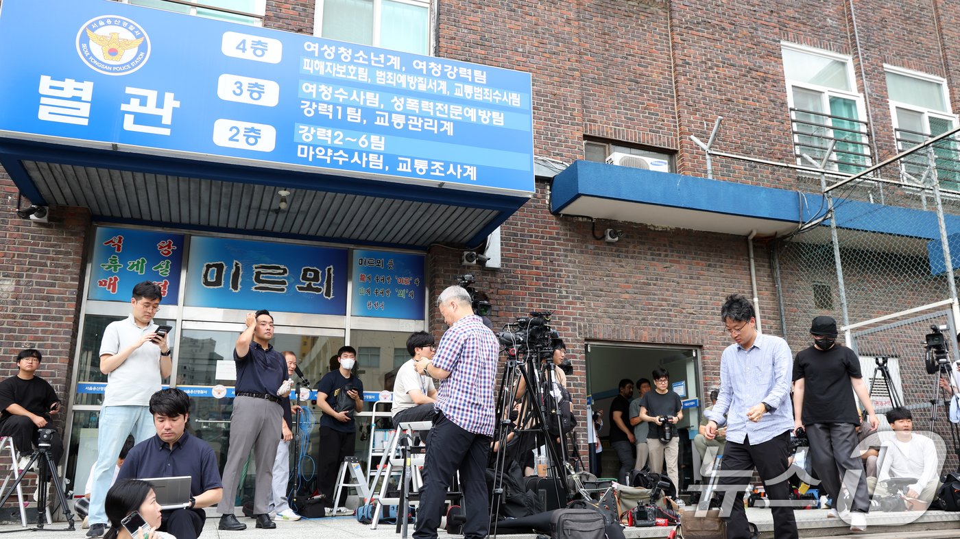 22일 오전 서울 용산경찰서에서 취재진이 &#39;전동스쿠터 음주운전&#39; 혐의를 받고 있는 그룹 방탄소년단&#40;BTS&#41;의 멤버 슈가&#40;본명 민윤기&#41;의 출석을 취재하기 위해 대기하고 있다. 2024.8.22/뉴스1 ⓒ News1 김명섭 기자