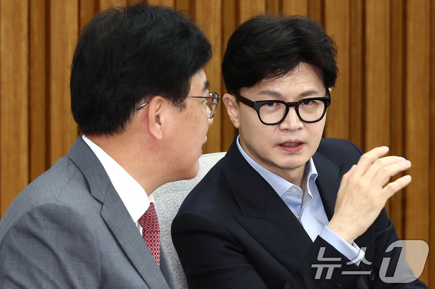 본문 이미지 - 한동훈 국민의힘 대표가 22일 오전 서울 여의도 국회에서 열린 '국내 자본시장과 개인 투자자 보호를 위한 금융투자소득세 폐지 정책 토론회'에서 송언석 기재위원장과 대화하고 있다. 2024.8.22/뉴스1 ⓒ News1 김민지 기자