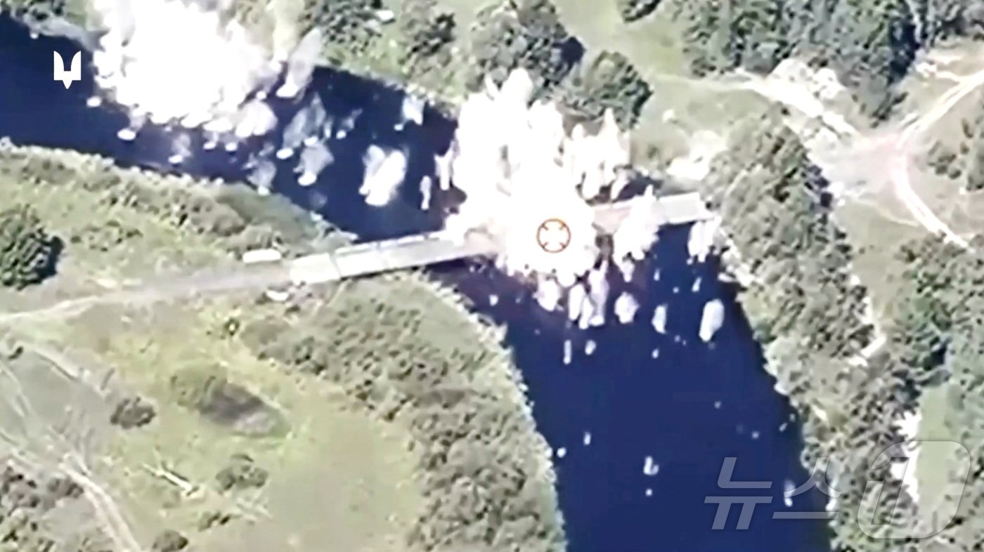 본문 이미지 - 우크라이나 특수부대가 무인기(드론)로 촬영해 21일(현지시간) 배포한 영상으로, 이날 러시아 쿠르스크주(州) 글루시코보 마을의 세임강 부교를 미국산 다연장로켓 '하이마스(HIMARS)'로 공격하는 장면이 담겼다. 2024.08.21. ⓒ 로이터=뉴스1 ⓒ News1 김성식 기자