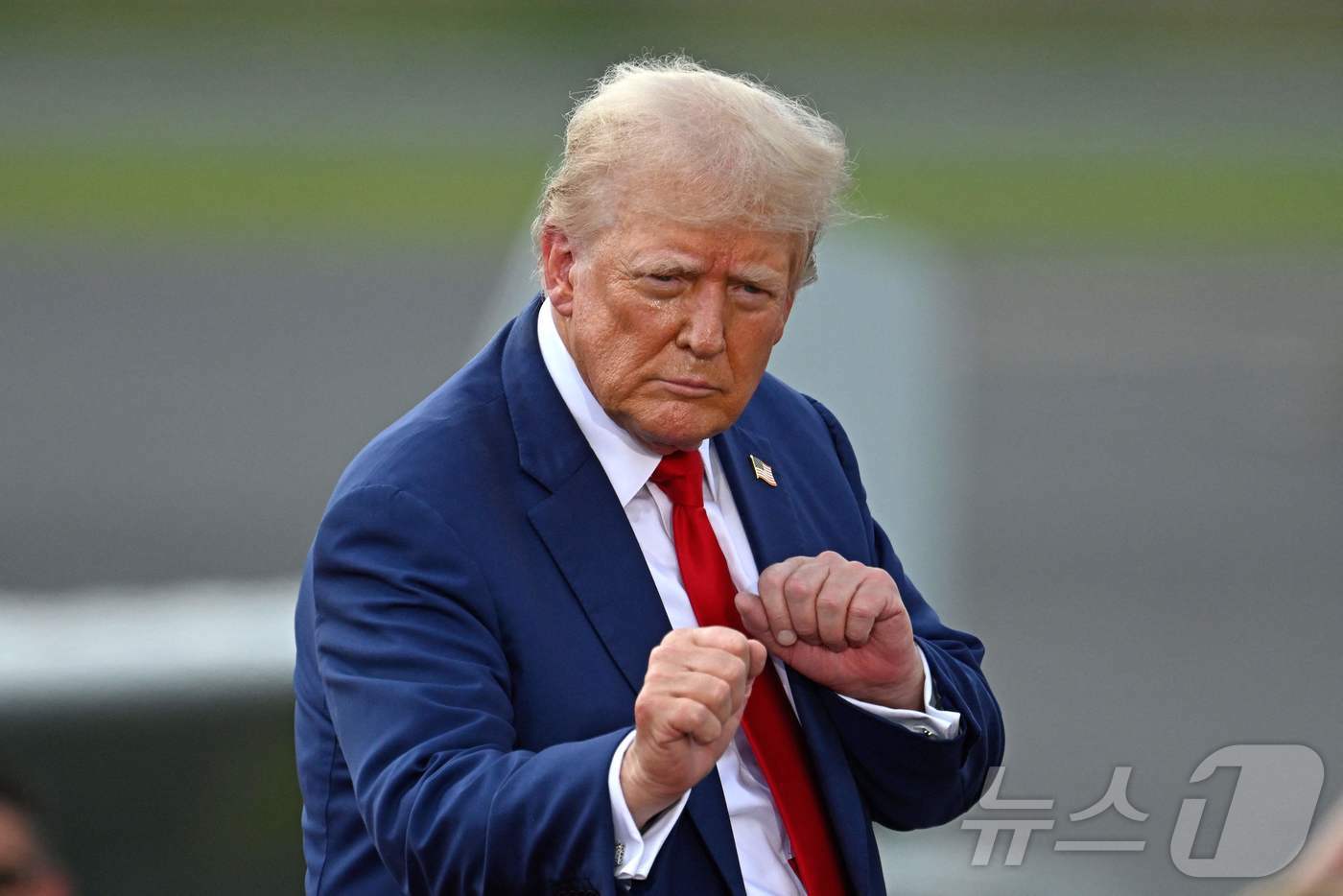 본문 이미지 - 미국 공화당 대선 후보인 도널드 트럼프 전 대통령이 21일 (현지시간) 노스캐롤라이나주 애쉬보로에서 열린 선거 집회 중 복싱 포즈를 취하고 있다. 2024.08.22 ⓒ AFP=뉴스1 ⓒ News1 우동명 기자