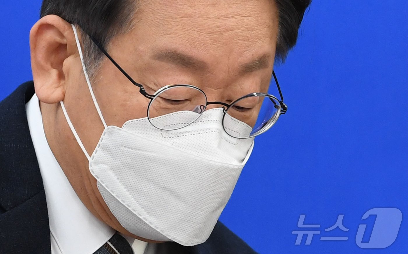 본문 이미지 - 이재명 더불어민주당 대선 후보가 21일 서울 여의도 국회에서 열린 'K-방역! 과학방역으로 한 단계 진화합니다' 코로나19 위기대응특위 긴급점검회의에서 윤호중 위원장과 대화하고 있다. 2022.1.21/뉴스1