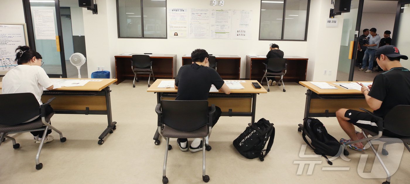 본문 이미지 - 2025학년도 대학수학능력시험 응시원서 접수 시작일인 22일 서울 도봉구 북부교육지원청에서 학생들이 원서 접수 서류를 작성하고 있다. 2024.8.22/뉴스1 ⓒ News1 사진공동취재단