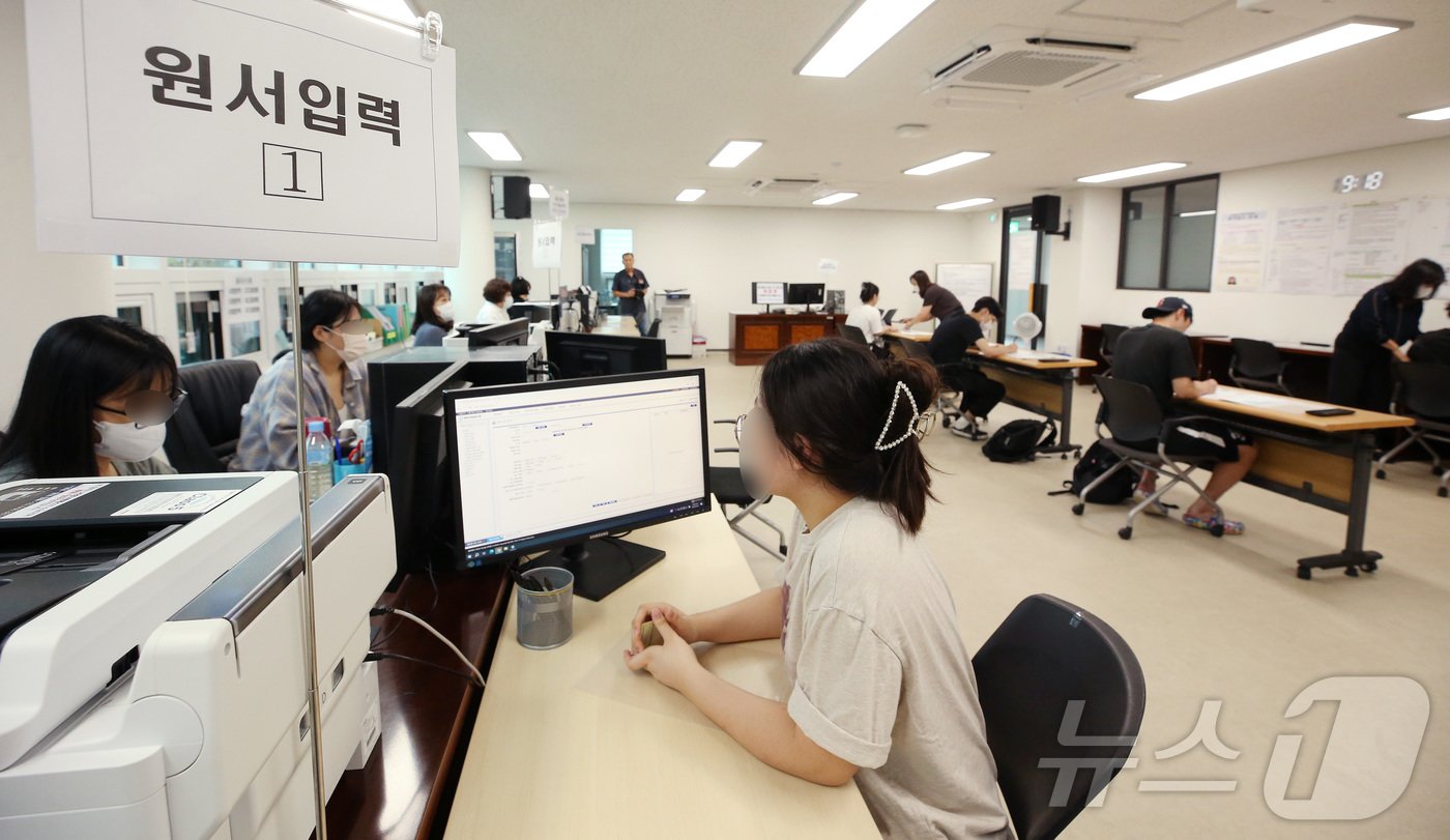 본문 이미지 - 2025학년도 대학수학능력시험 응시원서 접수 시작일인 22일 서울 도봉구 북부교육지원청에서 학생들이 원서 접수를 하고 있다. 2024.8.22/뉴스1 ⓒ News1 사진공동취재단