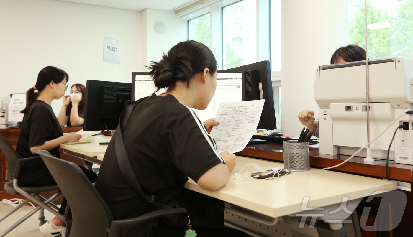 본문 이미지 - 2025학년도 대학수학능력시험 응시원서 접수 시작일인 22일 서울 도봉구 북부교육지원청에서 학생들이 원서 접수를 하고 있다. 2024.8.22/뉴스1 ⓒ News1 사진공동취재단
