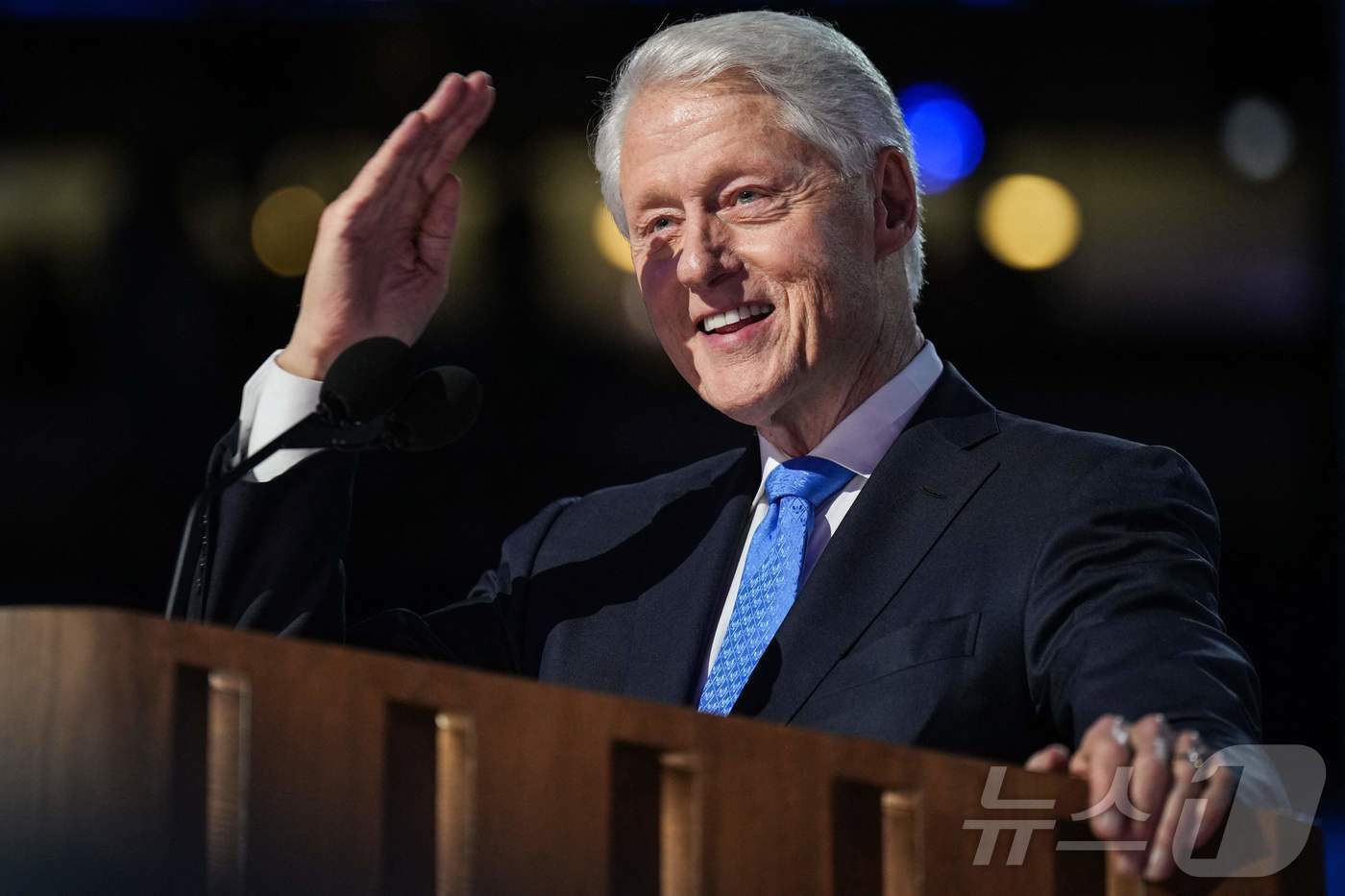 본문 이미지 - 청중의 환호에 답하고 있는 클린턴. ⓒ AFP=뉴스1 ⓒ News1 우동명 기자
