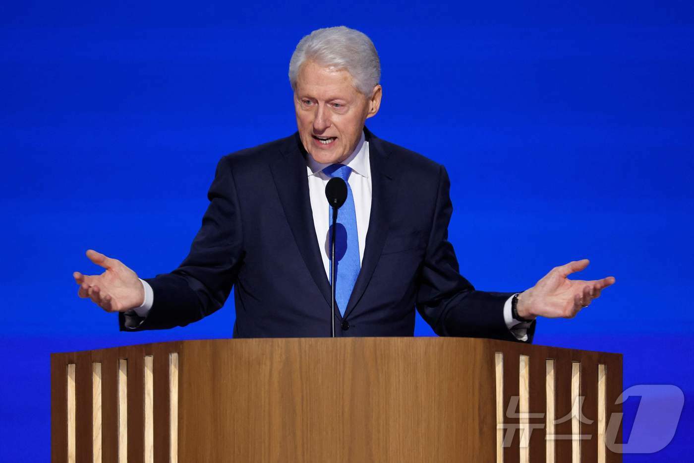 본문 이미지 - 클린턴이 “카멀라 해리스는 전진과 기쁨을 가져올 수 있는 유일한 후보”라며 지지 연설을 하고 있다. ⓒ AFP=뉴스1 ⓒ News1 우동명 기자