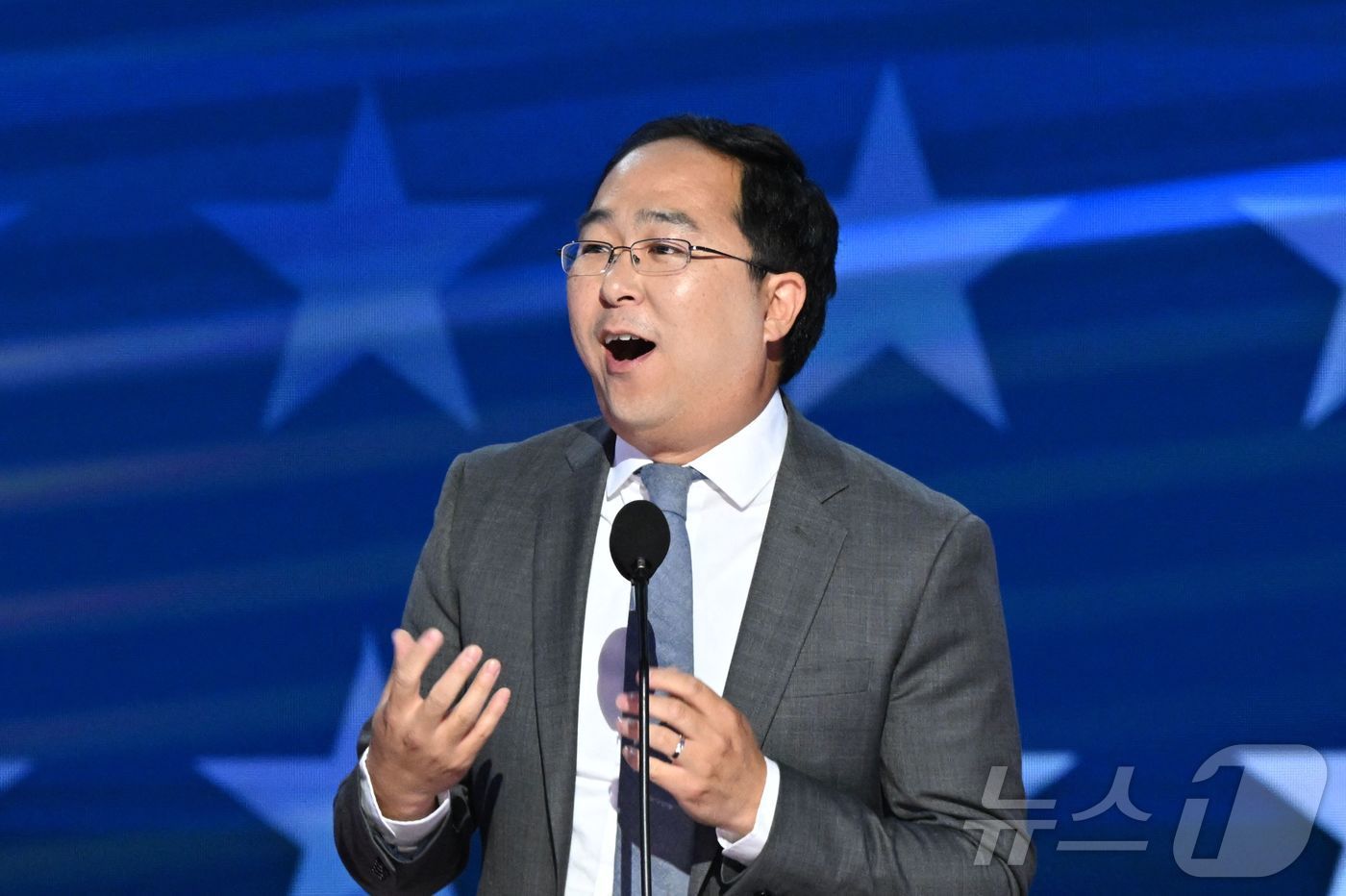 본문 이미지 - 한국계인 앤디 김 미국 하원의원이 지난 8월 21일 &#40;현지시간&#41; 일리노이주 시카고의 유나이티드 센터에서 열린 민주당 전당대회서 대선 후보인 카멀라 해리스 부통령의 지지 연설을 하고 있다. 2024.08.22 ⓒ AFP=뉴스1 ⓒ News1 우동명 기자
