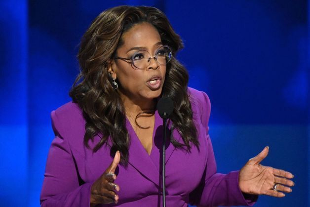 본문 이미지 - &#39;토크쇼의 여왕&#39; 오프라 윈프리가 지난해 8월 일리노이주 시카고의 유나이티드 센터에서 열린 민주당 전당대회서 대선 후보인 카멀라 해리스 부통령의 지지 연설을 하고 있다. 2024.08.22 ⓒ AFP=뉴스1 ⓒ News1 우동명 기자