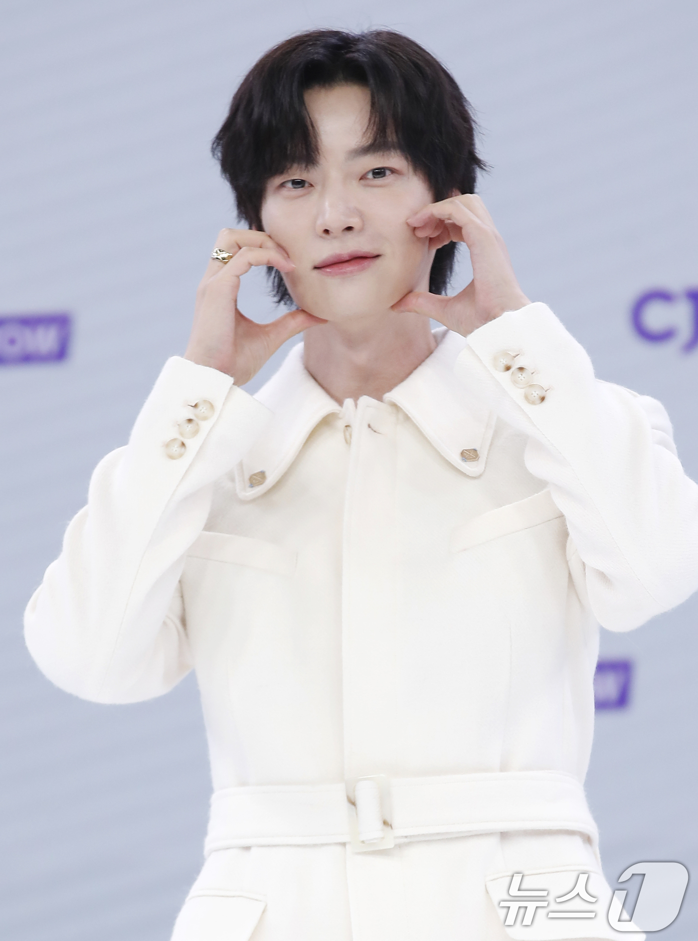 (서울=뉴스1) 권현진 기자 = 배우 안재현이 22일 서울 서초구 CJ ENM 커머스부문 사옥에서 열린 ‘CJ온스타일 초대형 모바일 라이브쇼’ 제작발표회에서 포즈를 취하고 있다. …