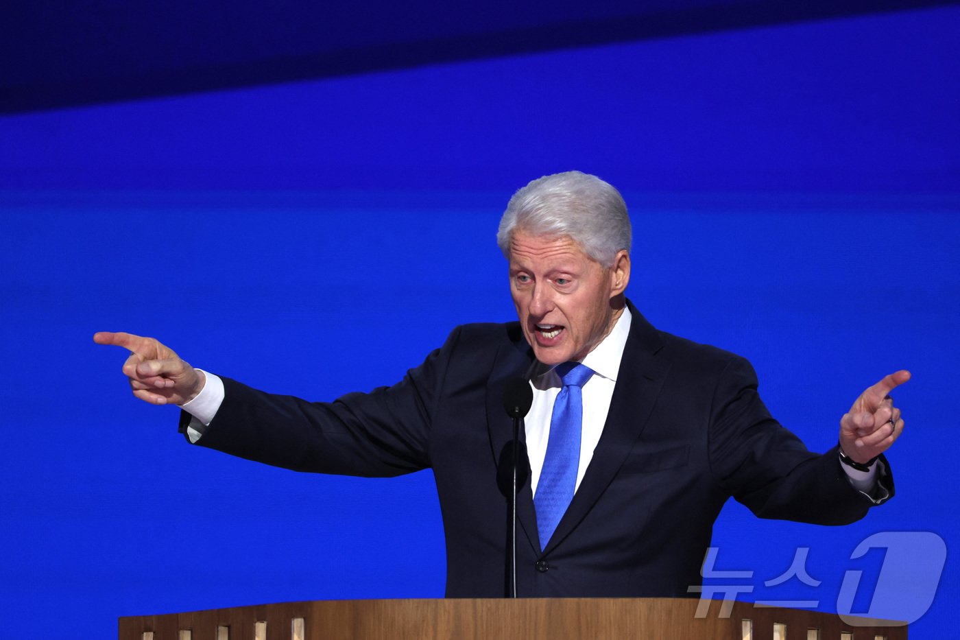 본문 이미지 - 사자후를 토하고 있는 클린턴. ⓒ 로이터=뉴스1 ⓒ News1 박형기 기자