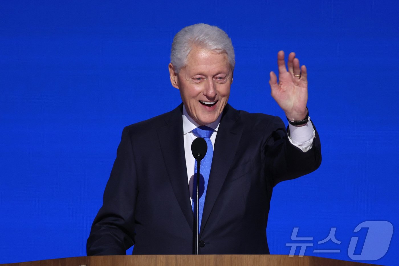본문 이미지 - 클린턴이 손을 흔들며 청중의 환호에 답하고 있다. ⓒ 로이터=뉴스1 ⓒ News1 박형기 기자
