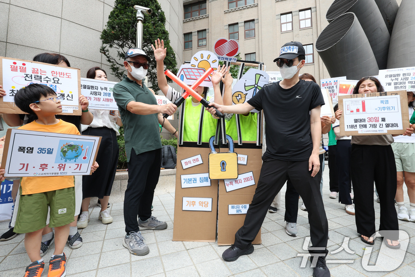 (서울=뉴스1) 신웅수 기자 = 소비자기후행동과 기후솔루션 회원들이 22일 서울 중구 한국전력 서울본부 앞에서 가진 소비자 녹색전기 선택권 보장 헌법소원 청구 기자회견에서 녹색전기 …