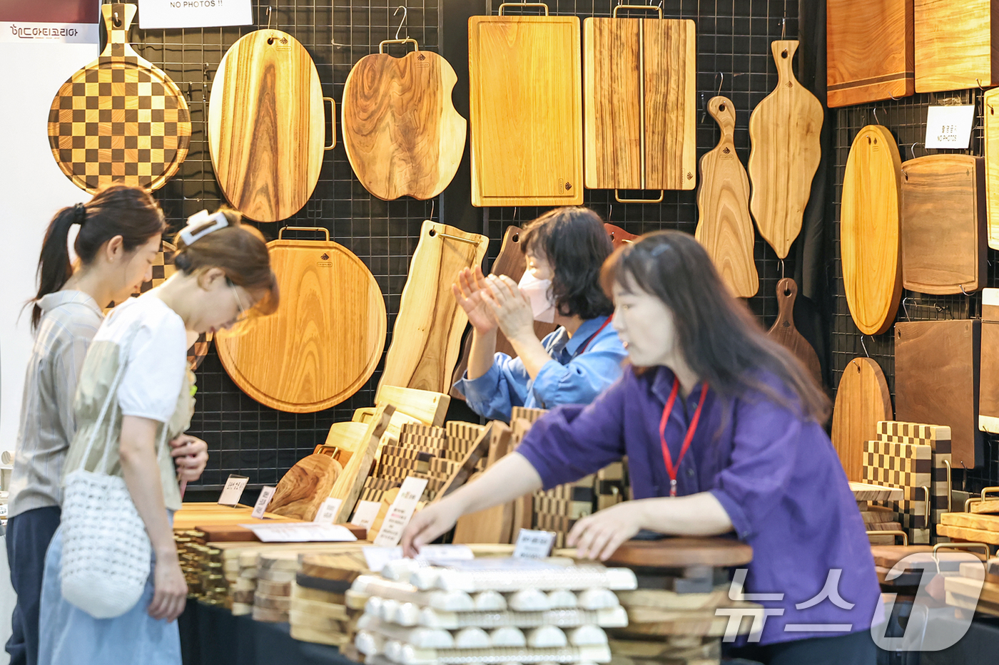 (서울=뉴스1) 민경석 기자 = 22일 서울 강남구 코엑스에서 열린 '2024 핸드아티코리아'를 찾은 관람객들이 다양한 종류의 목재 수공예품을 살펴보고 있다. 2024.8.22/뉴 …