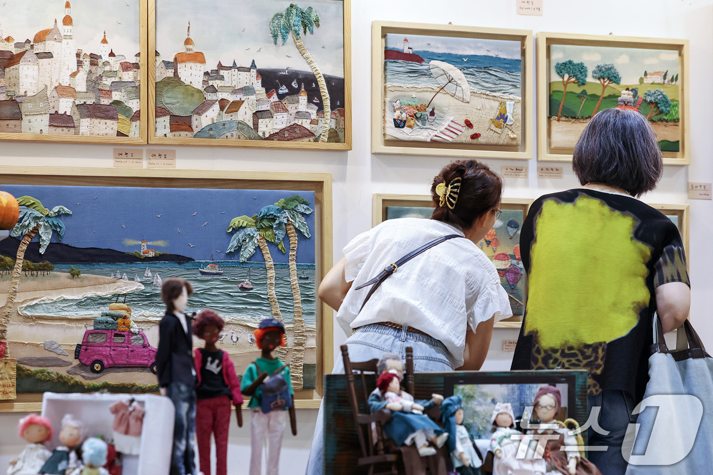 (서울=뉴스1) 민경석 기자 = 22일 서울 강남구 코엑스에서 열린 '2024 핸드아티코리아'를 찾은 관람객들이 텍스타일 살펴보고 있다. 2024.8.22/뉴스1