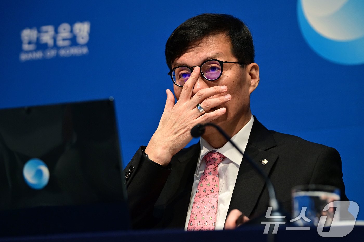 본문 이미지 - 이창용 한국은행 총재가 22일 오전 서울 중구 한국은행에서 열린 통화정책방향 기자간담회에서 취재진의 질문을 듣고 있다. 2024.8.22/뉴스1 ⓒ News1 사진공동취재단