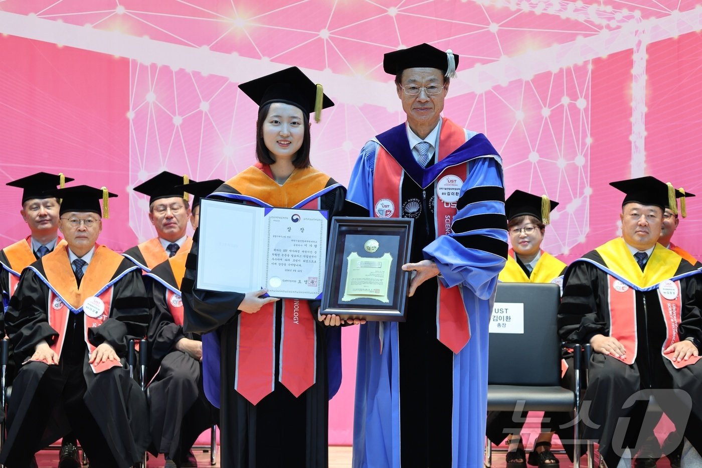 본문 이미지 - UST-한국기계연구원 스쿨의 이가람 박사(왼쪽)가 기념촬영을 하고 있다.(UST 제공)/뉴스1