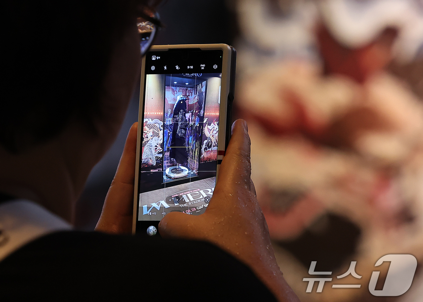 (서울=뉴스1) 김진환 기자 = 22일 오후 서울 CGV 용산아이파크몰에 마련된 ‘임영웅│아임 히어로 더 스타디움’ 무대 의상 전시 포토존에서 시민들이 사진을 찍고 있다.10만 영 …