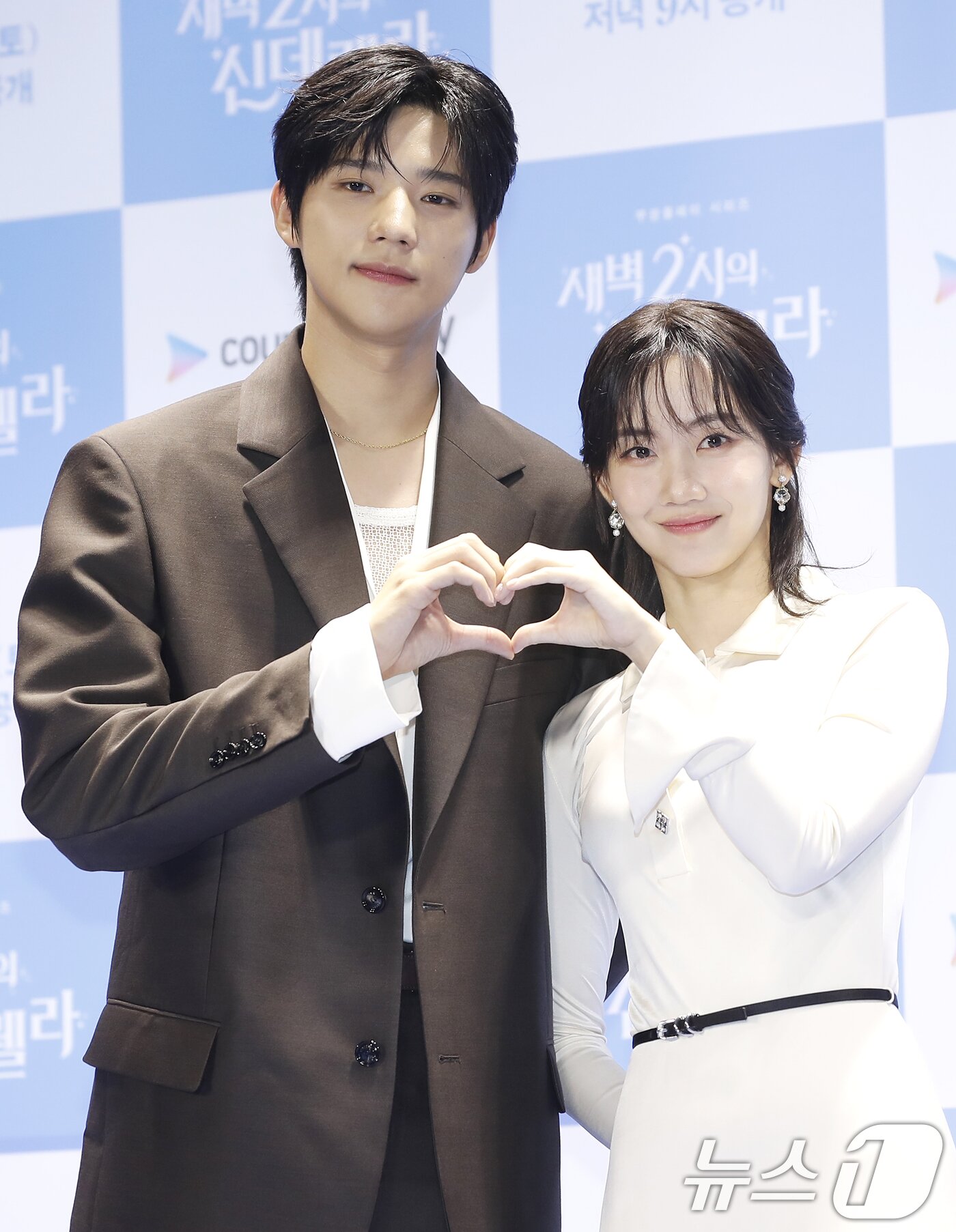 본문 이미지 - 배우 문상민과 신현빈(오른쪽)22일 서울 영등포구 콘래드 호텔에서 진행된 쿠팡플레이 시리즈 '새벽 2시의 신데렐라' 제작발표회에서 포즈를 취하고 있다. '새벽 2시의 신데렐라'는 완벽한 재벌남과 헤어지기로 결심한 극현실주의 능력녀의 고군분투를 그린 오피스 로맨틱 코미디다. 2024.8.22/뉴스1 ⓒ News1 권현진 기자