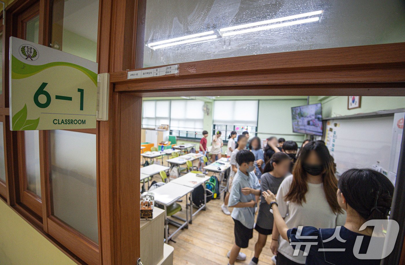 본문 이미지 - 22일 오후 서울 영등포구 당산초등학교에서 열린 2024년 공습대비 민방위 대피 훈련에서 학생들이 공습 경보가 울리자 시청각실로 대피하고 있다. 2024.8.22/뉴스1 ⓒ News1 이재명 기자