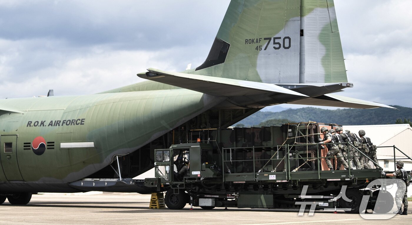 본문 이미지 - 공군 군수사령부 예하 제601종합수송지원대대 장병들이 22일 대구기지 활주로에서 열린 천궁 유도탄 공중수송절차 숙달 훈련에서 카고로더(Cargo Loader)를 이용해 패트리어트·천궁 모의탄이 실린 화물운반대를 C-130J 수송기에 적재하고 있다. (공군 제공) 2024.8.22/뉴스1