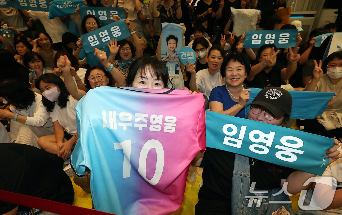 본문 이미지 - 22일 오후 서울 CGV 용산아이파크몰에서 가수 임영웅의 팬클럽 ‘영웅시대’ 회원들이 ‘임영웅│아임 히어로 더 스타디움’ 시사회를 앞두고 열띤 응원을 펼치고 있다. 2024.8.22/뉴스1 ⓒ News1 김진환 기자