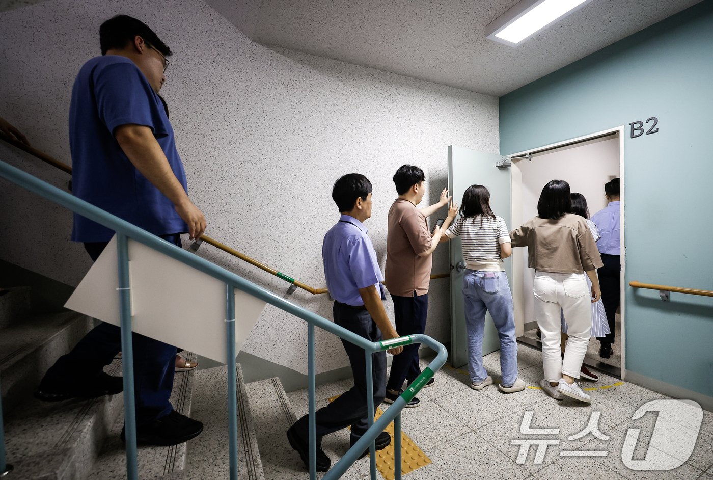 본문 이미지 - 22일 서울 중구 서울시청에서 열린 을지연습 연계 공습대비 민방위 훈련에서 서울시청 직원들이 비상계단을 통해 대피하고 있다. (공동취재) 2024.8.22/뉴스1 ⓒ News1 오대일 기자