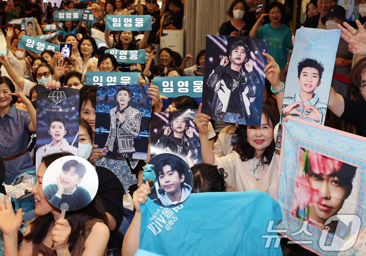 본문 이미지 - 22일 오후 서울 CGV 용산아이파크몰에서 가수 임영웅의 팬클럽 ‘영웅시대’ 회원들이 ‘임영웅│아임 히어로 더 스타디움’ 시사회를 앞두고 열띤 응원을 펼치고 있다. 2024.8.22/뉴스1 ⓒ News1 김진환 기자