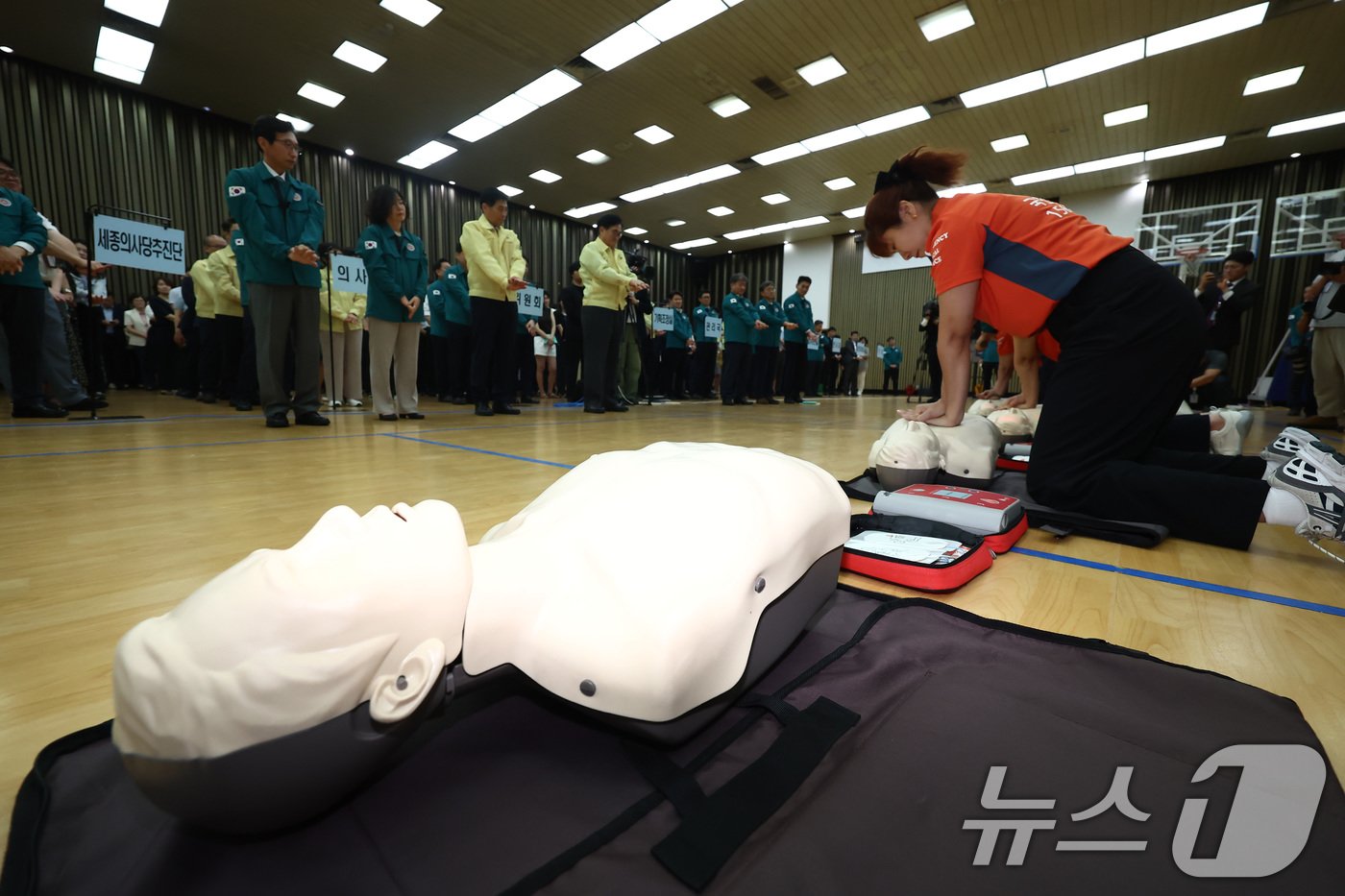 본문 이미지 - 공습 대비 전국 민방위 훈련이 실시된 22일 오후 서울 여의도 국회에서 우원식 국회의장을 비롯한 직원들이 심폐소생술 교육을 받고 있다. 2024.8.22/뉴스1 ⓒ News1 김민지 기자
