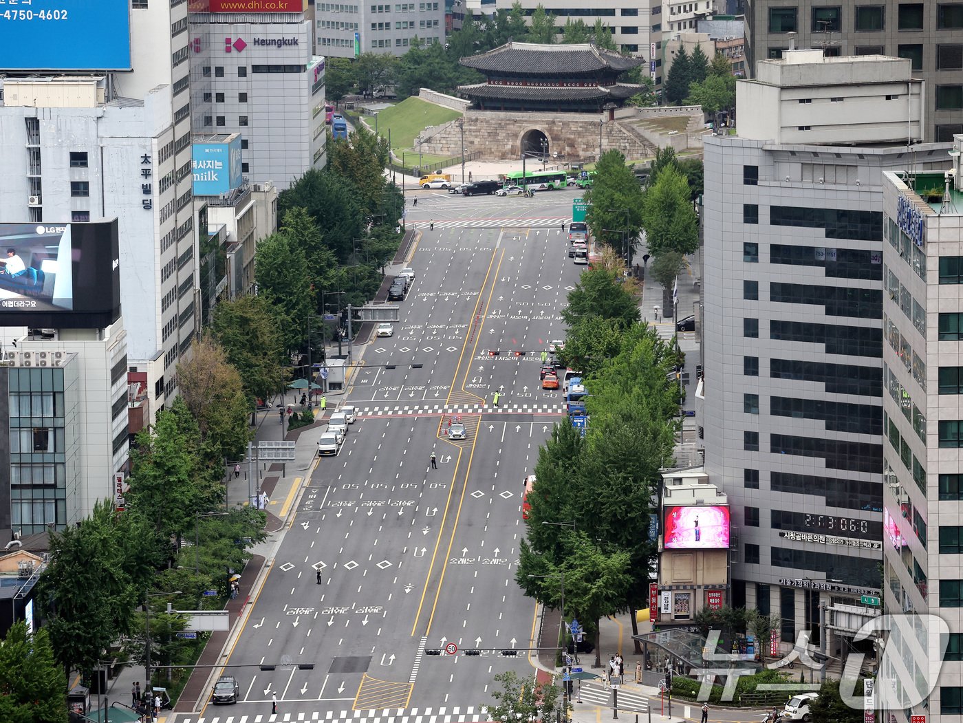 본문 이미지 - 전국 민방위 훈련이 실시된 22일 오후 서울 도심 세종대로에서 차량이동이 통제되고 있다.2024.8.22/뉴스1 ⓒ News1 박지혜 기자