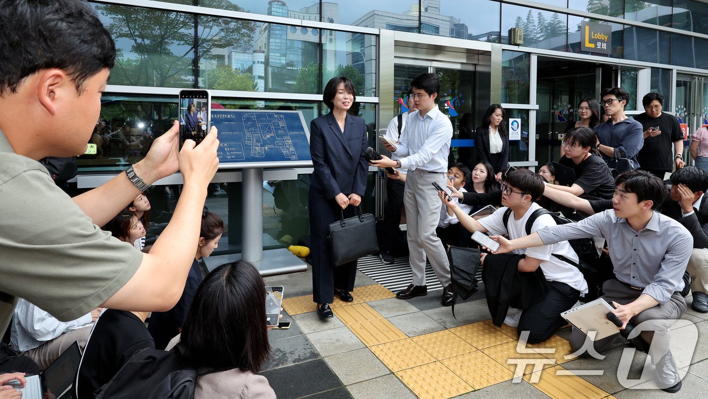 노소영 아트센터 나비 관장 측 김수정 변호사가 22일 오후 서울 서초구 서울행정법원에서 열린 노소영 측이 최태원 SK그룹 회장의 동거인 김희영을 상대로 낸 30억 원대 위자료 소송 1심 선고 공판을 마친 뒤 입장을 발표하고 있다. 024.8.22/뉴스1 ⓒ News1 장수영 기자