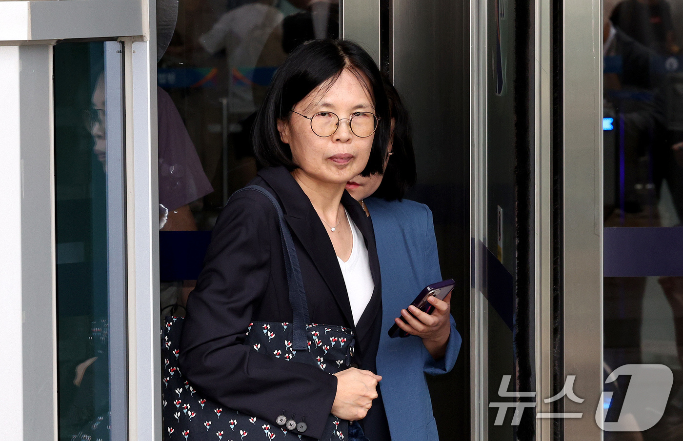 (서울=뉴스1) 장수영 기자 = 최태원 SK그룹 회장의 동거인 김희영 티앤씨재단 이사장 측 배인구 변호사가 22일 오후 서울 서초구 서울행정법원에서 열린 노소영 측이 최태원 SK그 …