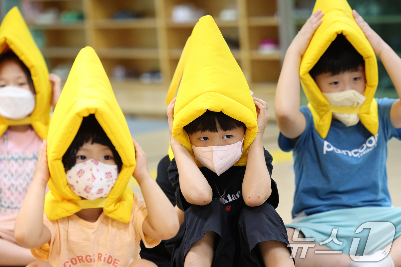 (대구=뉴스1) 공정식 기자 = 22일 오후 대구 수성구 대구황금유치원에서 을지연습 연계 공습대비 민방위 훈련에서 방재 모자와 마스크를 쓴 어린이들이 대피 훈련에 참여하고 있다. …