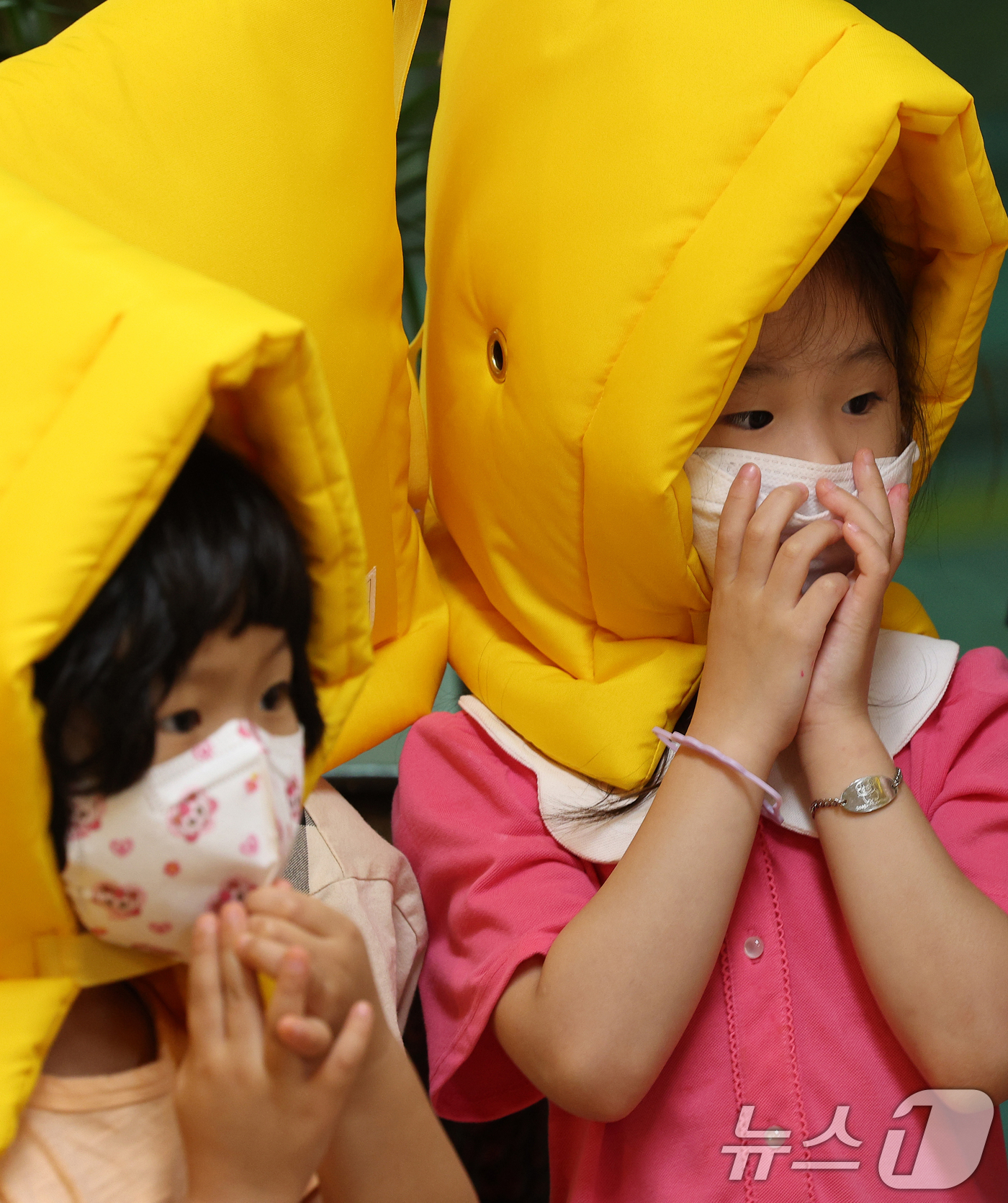 (대구=뉴스1) 공정식 기자 = 22일 오후 대구 수성구 대구황금유치원에서 을지연습 연계 공습대비 민방위 훈련에서 방재 모자와 마스크를 쓴 어린이들이 대피 훈련에 참여하고 있다. …