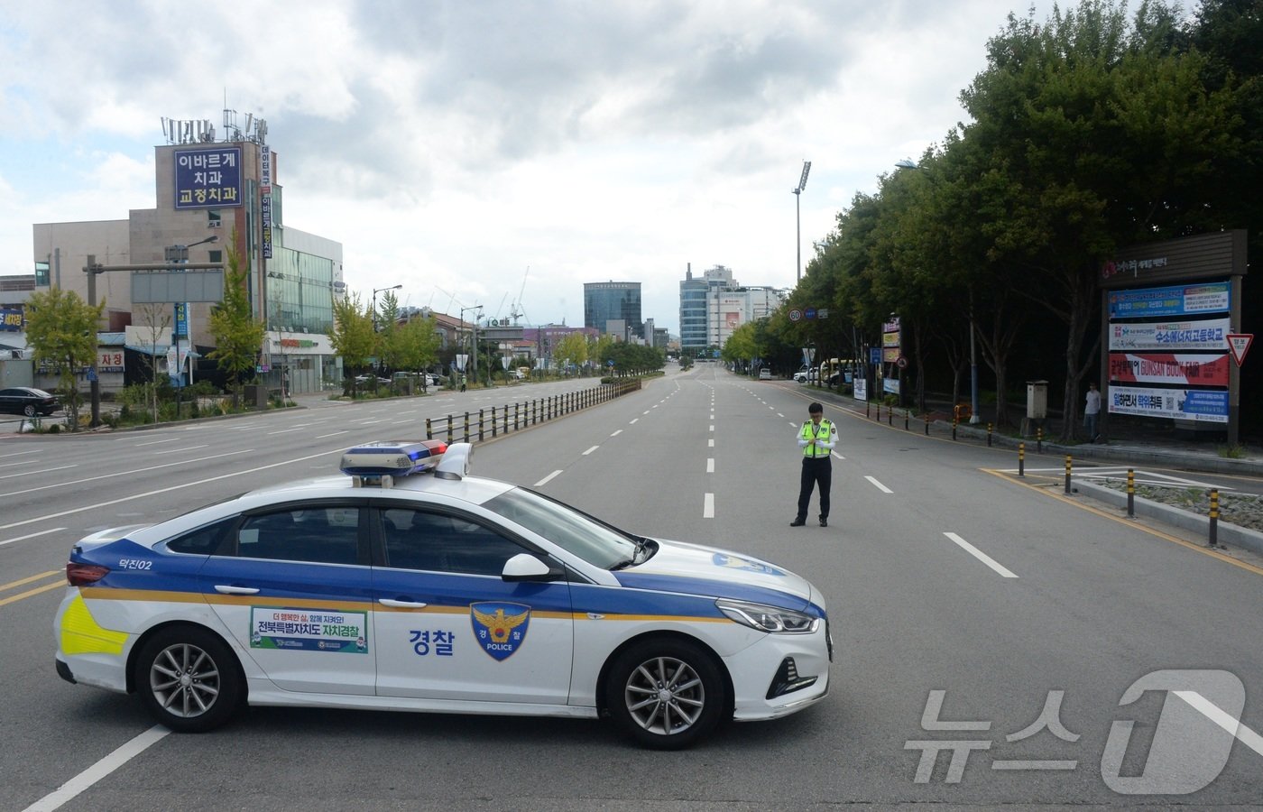 공습 대비 민방위 대피훈련이 실시된 22일 전북자치도 전주시 백제대로에서 경찰관들이 도로를 통제하고 있다. 2024.8.22/뉴스1 ⓒ News1 유경석 기자