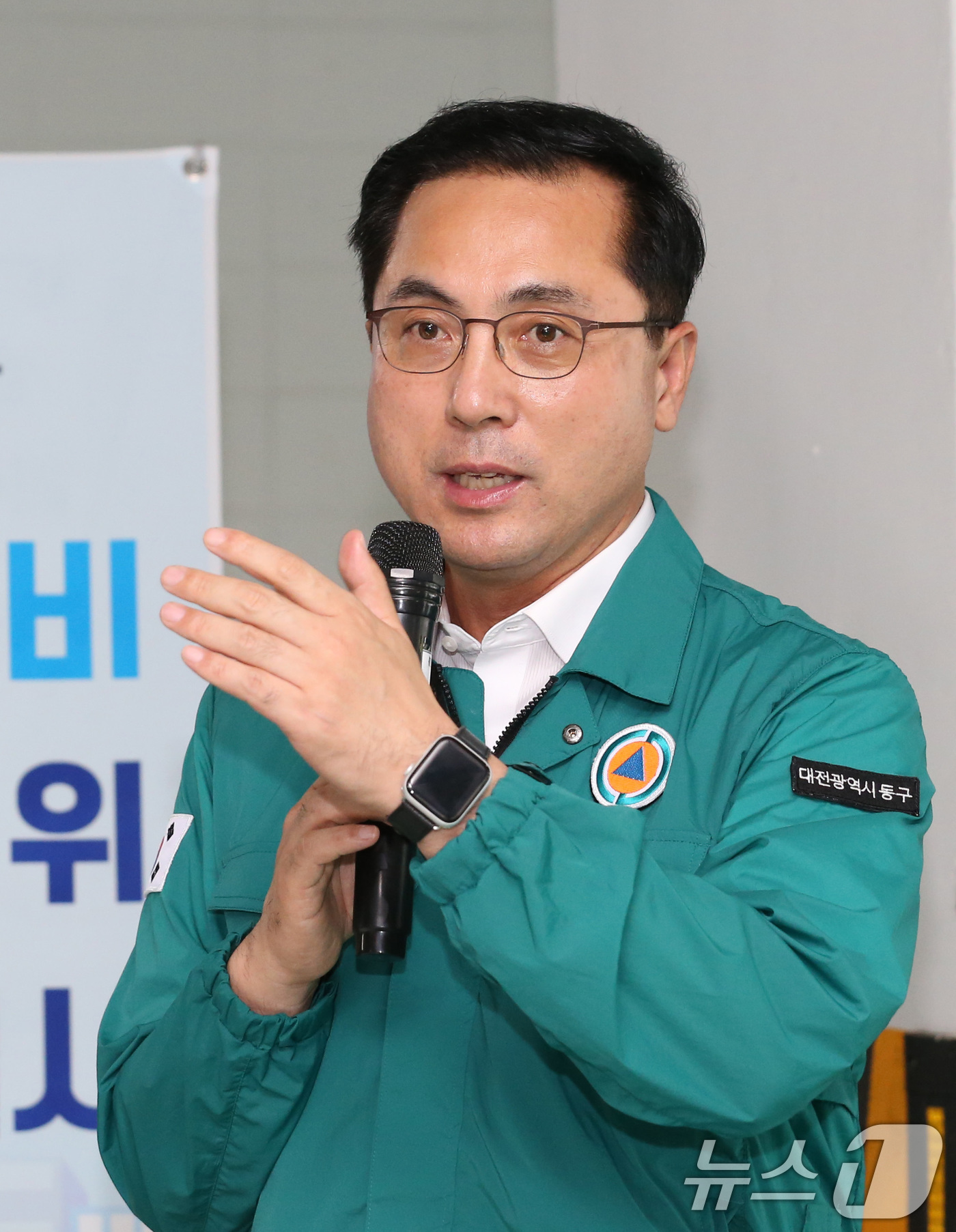 (대전=뉴스1) 김기태 기자 = 공습 대비 전국 민방위 훈련이 실시된 22일 오후 대전 동구문화원에서 박희조 동구청장이 훈련을 마치고 시민들에게 인사말을 하고 있다. 2024.8. …