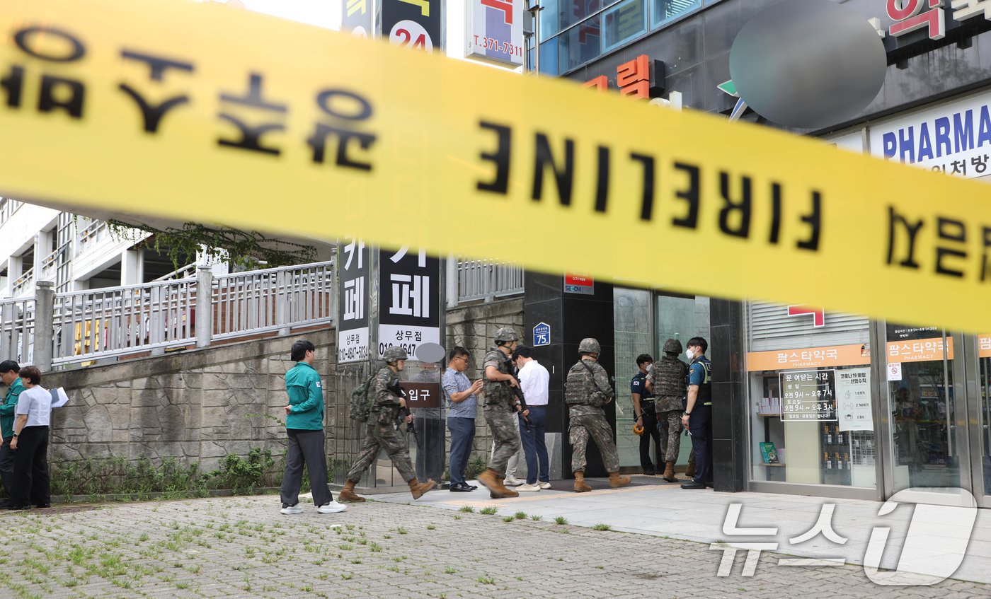 본문 이미지 - 22일 오후 1시 14분쯤 광주 서구 치평동 한 치과에서 택배 상자에 담긴 부탄가스를 엮는 방식으로 제작된 폭발물이 터지는 사고가 발생한 가운데 경찰과 군이 용의자 추적을 하고있다. 2024.8.22/뉴스1 ⓒ News1 이수민 기자