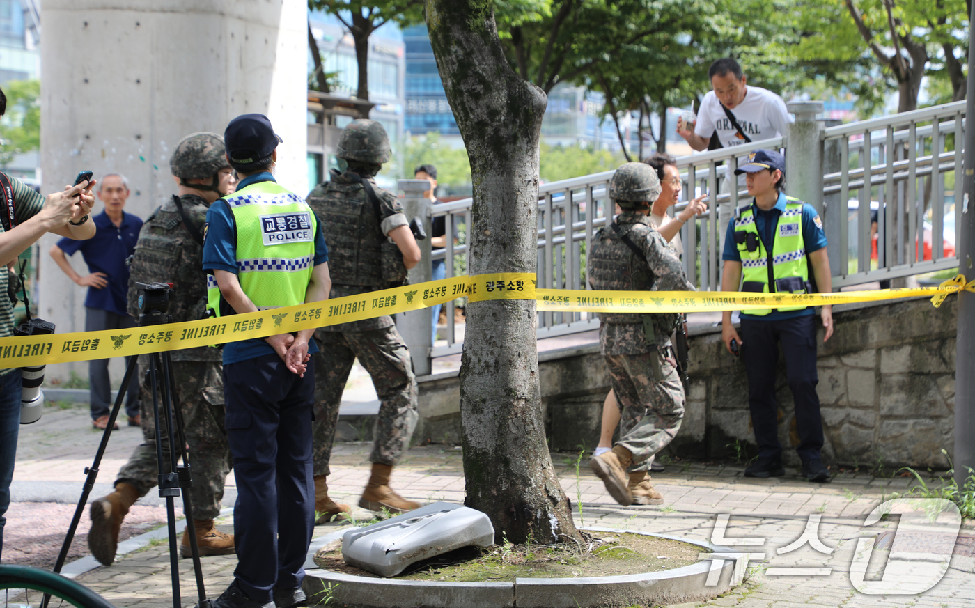 (광주=뉴스1) 이수민 기자 = 22일 오후 1시 14분쯤 광주 서구 치평동 한 치과에서 택배 상자에 담긴 부탄가스를 엮는 방식으로 제작된 폭발물이 터지는 사고가 발생한 가운데 경 …