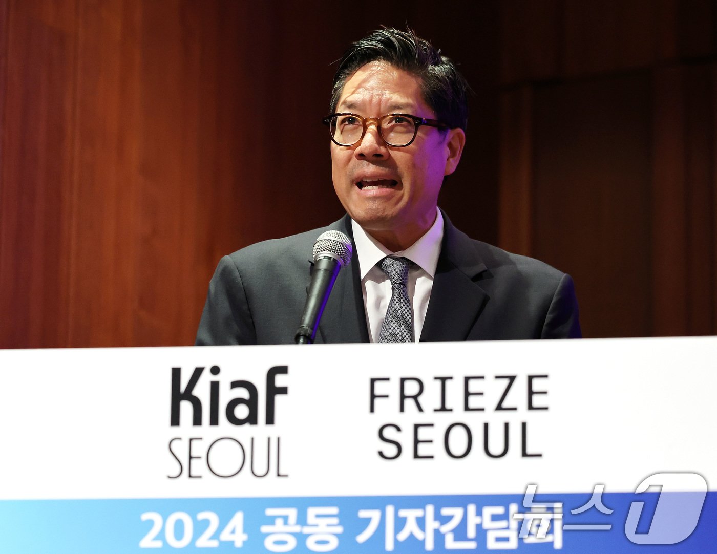 본문 이미지 - 패트릭 리 프리즈 서울 디렉터가 22일 서울 중구 신라호텔에서 열린 2024 키아프 서울&#40;Kiaf SEOUL&#41;·프리즈 서울&#40;FRIEZE SEOUL&#41; 공동 기자간담회에서 인사말을 하고 있다. 국내 최대의 미술품 장터&#40;아트페어&#41;인 프리즈 서울과 키아프가 오는 9월 4일부터 서울 강남구 코엑스에서 열린다.2024.8.22/뉴스1 ⓒ News1 박지혜 기자