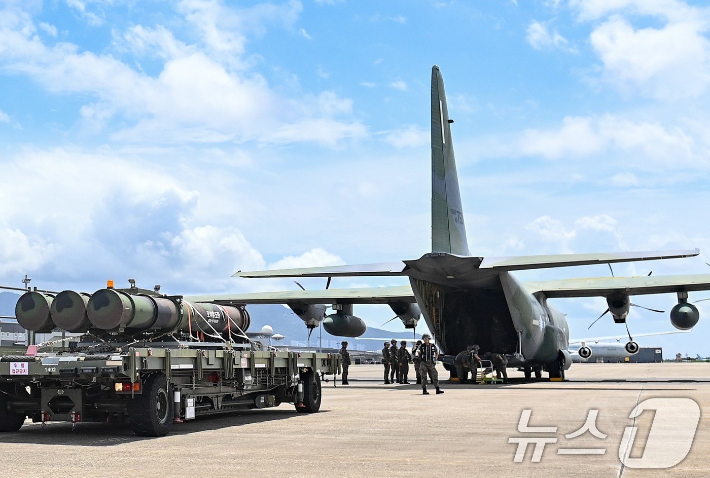 본문 이미지 - 22일 공군 미사일방어사령부 주관 유도탄 공중수송훈련을 위해 천궁 유도탄을 싣고 김해기지에 착륙한 C-130J 수송기에서 유도탄을 하역하고 있다. (공군 제공) 2024.8.22/뉴스1