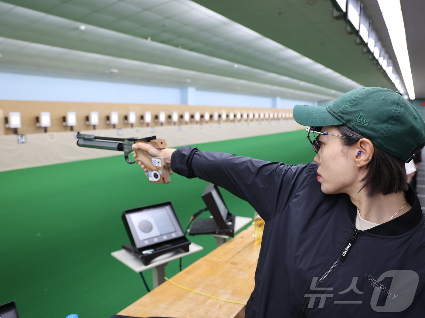 본문 이미지 - 2024 파리올림픽 은메달리스트 김예지가 22일 전남 나주 전남국제사격장에서 열린 '제54회 봉황기 전국사격대회'에서 과녁을 조준하고 있다. 이날 경기에서 김예지는 공기권총 단체1위, 개인 1위를 기록했다. (대한사격연맹 제공) 2024.8.22/뉴스1