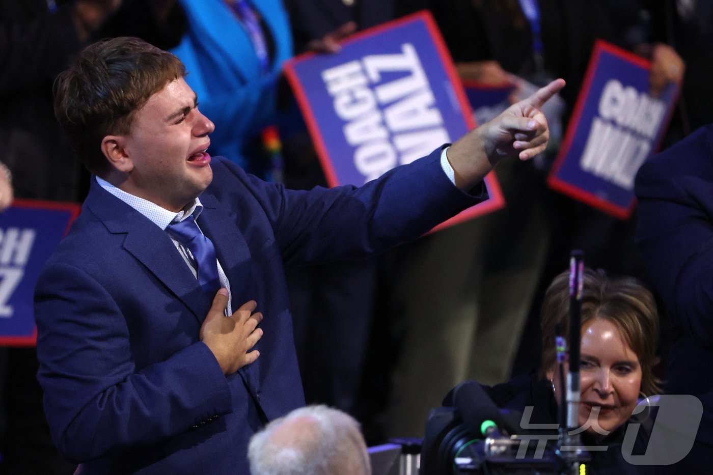 본문 이미지 - 21일(현지시간) 미국 일리노이주 시카고에서 열린 민주당 전당대회에서 부통령 후보 팀 월즈 미네소타주 주지사의 아들 거스 월즈가 아버지를 가리키며 울고 있다. 2024.08.21 ⓒ 로이터=뉴스1 ⓒ News1 정지윤 기자